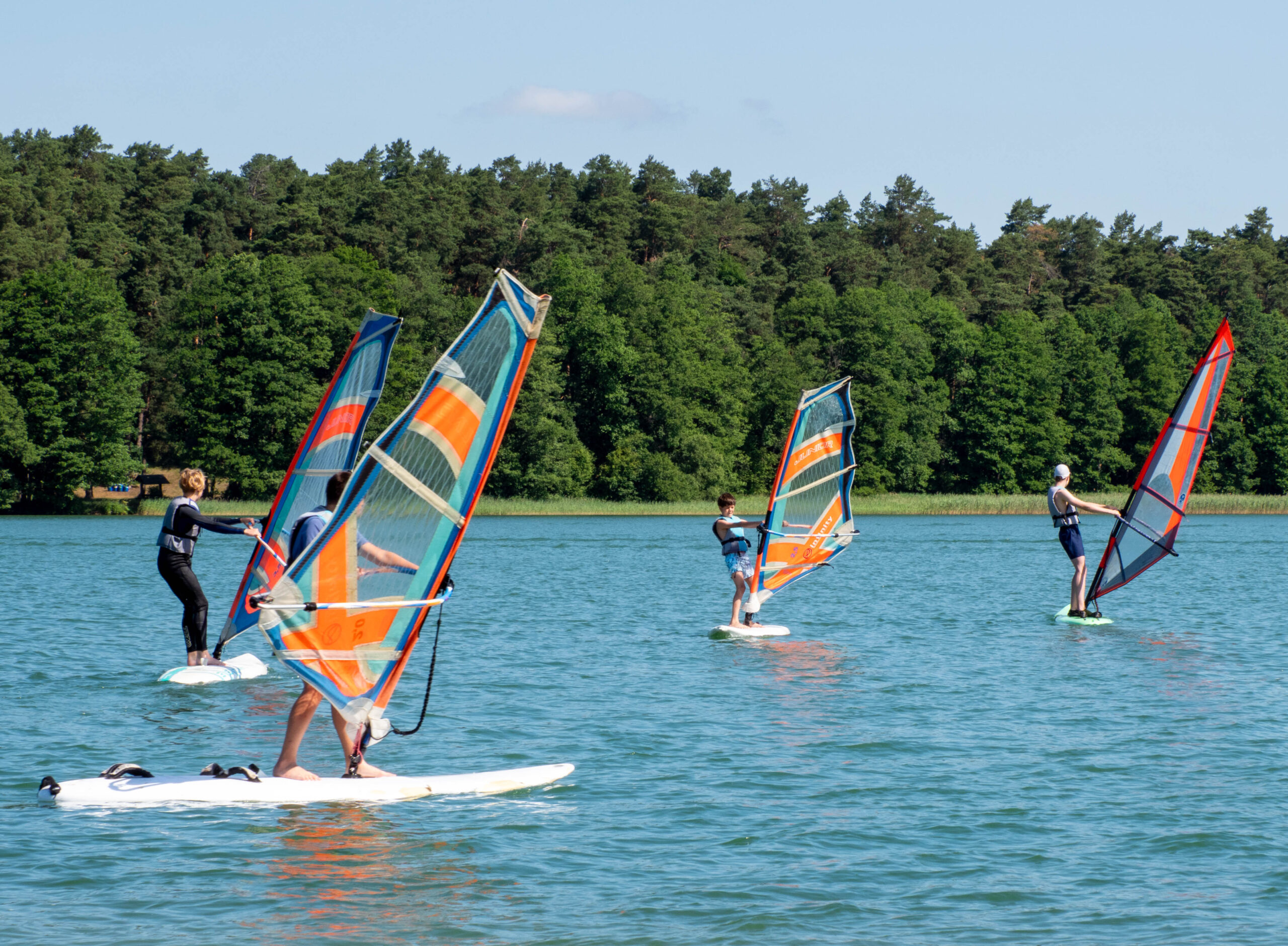 Windsurfing podczas półkolonii letnich w Suwałkach