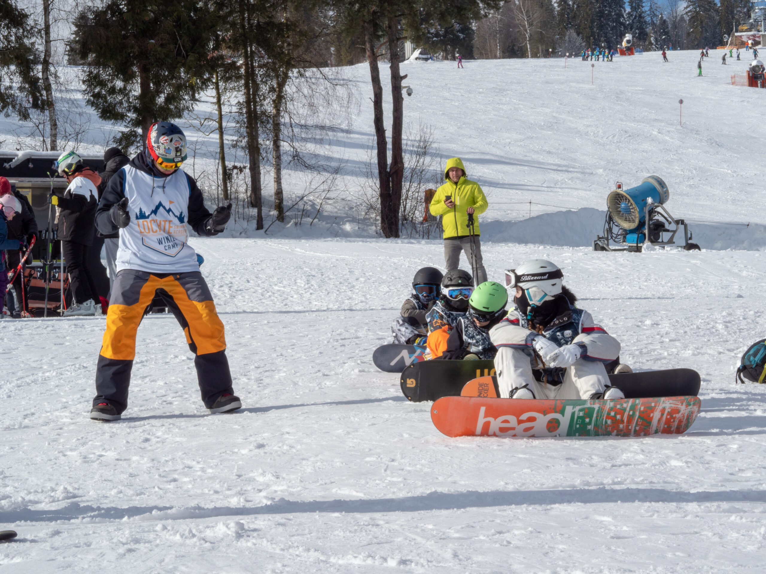 Instruktor snowboardu prowadzący zajęcia z dziećmi podczas półkolonii zimowych w Suwałkach