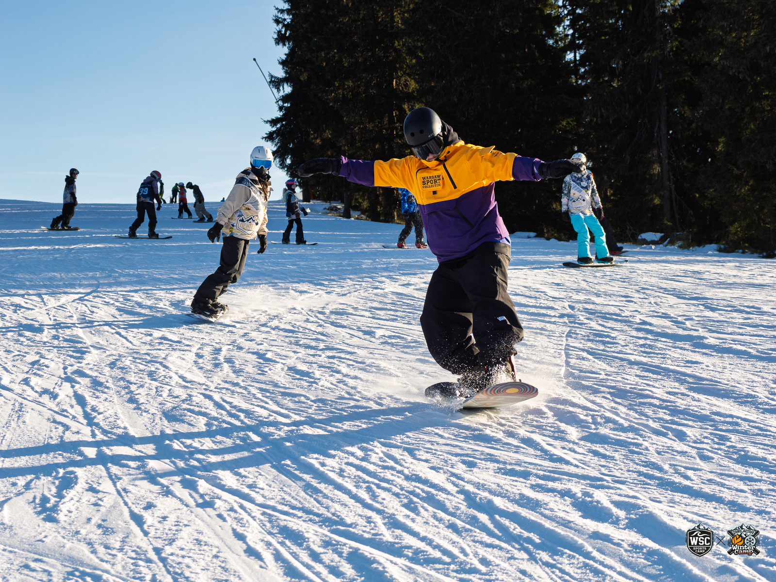 Instruktor snowboardu prowadzący dzieci podczas półkolonii zimowych w Suwałkach – Aktywne Suwałki